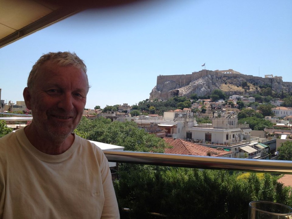 Ove Magnus Bore fotografert med Akropolis i bakgrunnen.
